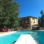 Ξενοδοχείο με διαμερίσματα La Francigena